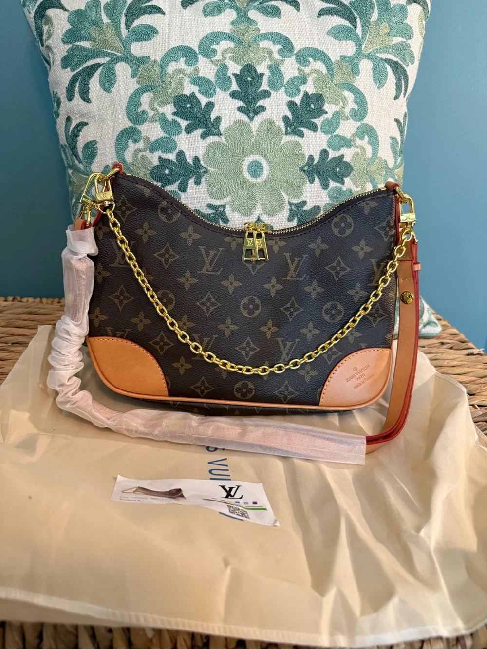 The Unbranded Brand shoulder bag